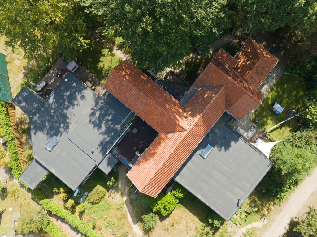 Verduurzaming platte en hellende daken project Zeegse